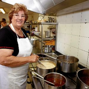 "La cuisinière préférée des Français, Maïté, décède : un hommage à son itinéraire extraordinaire"