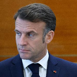 "Macron réagit après le cyclone à Mayotte : écoles fermées, élèves déplacés, syndicats perplexes"