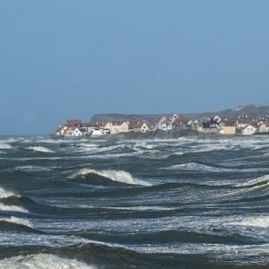 "Mystère sur une plage de Wimereux : un corps découvert par un pêcheur"