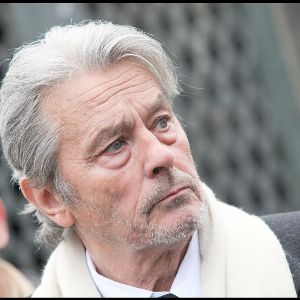 Révélations choc : Alain Delon accusé d'homophobie lors d'une dispute sur la Croisette