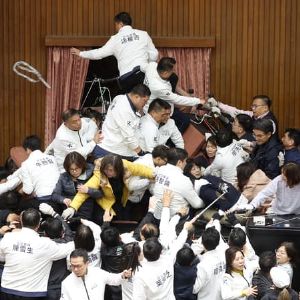 "Scandale au parlement de Taïwan : bagarres et jets d'eau autour de lois critiquées pour leur impact sur la démocratie"