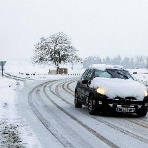 "Alerte météo exceptionnelle : forts vents, neige-verglas et avalanches menacent 6 départements"