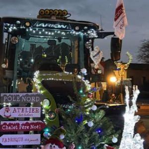 Des agriculteurs se mobilisent avec des tracteurs de Noël pour faire entendre leurs revendications