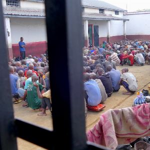 "Emprisonnés pour mourir de faim : le scandale des détenus mal nourris à Madagascar"