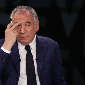 "François Bayrou suit les traces de son prédécesseur : quel impact sur le budget ?"