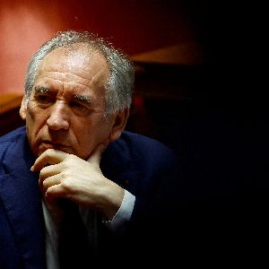 "Gouvernement Bayrou : attentes, Mahorais impatients, pression sur Scholz à Magdebourg... Revue de presse du week-end"