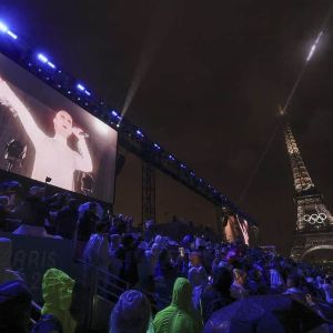 "Incroyable : Céline Dion brave la pluie et le vent pour chanter depuis la tour Eiffel lors des JO de Paris 2024"