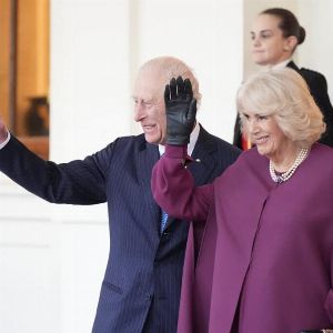 "Incroyable ! Découvrez les magnifiques décorations de Noël préparées par Charles III et Camilla pour leur dîner royal"