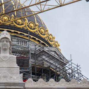 "Incroyable : le palais de justice de Bruxelles enfin libéré de ses échafaudages après 40 ans de travaux !"