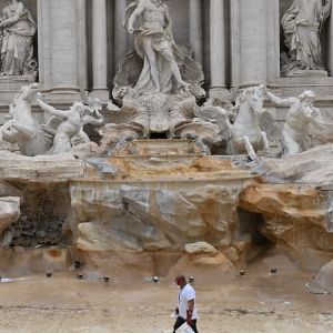 "La fontaine de Trevi à Rome rouvre avec des restrictions, bientôt un billet d'entrée?"