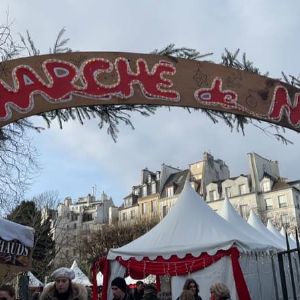 "Le marché de Noël de Notre-Dame bat des records après la réouverture de la cathédrale !"