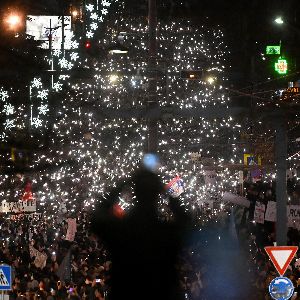 "Scandale à Belgrade : une marée humaine réclame justice après une tragédie dans une gare"