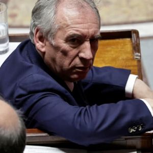 "Scandale : François Bayrou tombe à 34% de popularité, un record historique !"