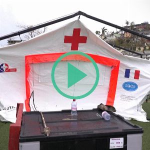 Un hôpital de campagne gigantesque installé dans un stade à Mayotte pour traiter les victimes du cyclone Chido