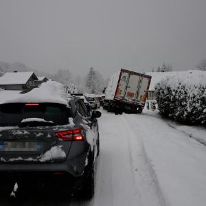 "Alerte Neige : Massifs enneigés à quelques jours de Noël, les images impressionnantes"