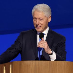 "Bill Clinton hospitalisé : son entourage rassure, l'ancien président américain stable"