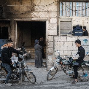 "Découvrez la ville d'Idlib en Syrie, contrôlée par le groupe islamiste HTS : entre espoir et méfiance"