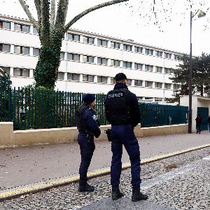 "Drame dans un lycée parisien : rumeurs et violences sur les réseaux sociaux aboutissent à une tragédie"