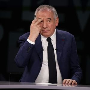 "François Bayrou sous pression : Budget 2025 à boucler en urgence"