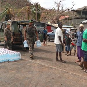 "Incroyable : la Légion étrangère transporte de l'eau en bateau aux villages isolés de Mayotte après le passage destructeur du cyclone Chido"