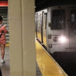 "Incroyable : un meurtrier brûle une femme vive dans le métro de New York !"