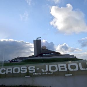 "Incroyable ! Un véliplanchiste retrouvé vivant après avoir été porté disparu au large de Saint-Vaast-la-Hougue"