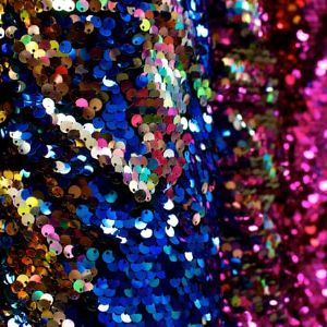 "Le sequin, la tendance incontournable des fêtes : glamour ou pollution ?"