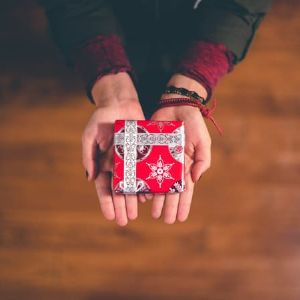 Les cadeaux de dernière minute à 24h de Noël : idées originales pour surprendre