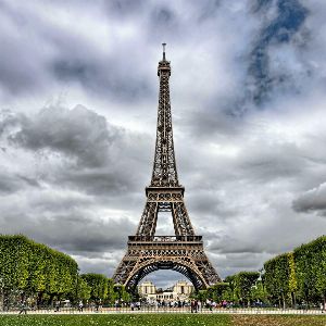 "Paris en difficulté dans sa lutte contre le changement climatique : Un plan insuffisant"