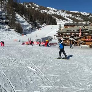 "Prévisions météo pour les vacances de Noël dans les Alpes du Sud : la neige sera-t-elle de la partie?"