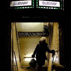 "Un crime odieux secoue New York : un homme interpellé après avoir mis le feu à une femme dans le métro"