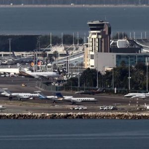 Un sans-abri tente de monter à bord d'un avion à l'aéroport de Nice en passant par les tapis à bagages