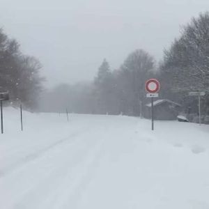 "Alerte avalanche dans les Vosges : attention requise pour les pratiquants de sports d'hiver"