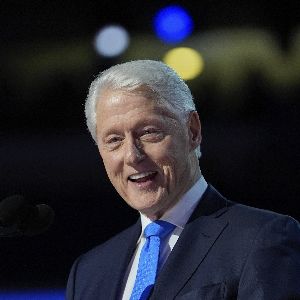 "Alerte : Bill Clinton, ancien président américain, 78 ans, hospitalisé en urgence pour une fièvre!"