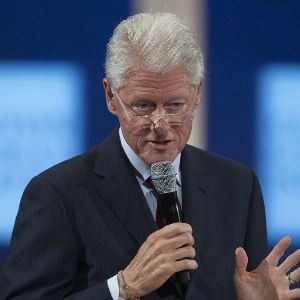 "Alerte : Bill Clinton hospitalisé pour une fièvre, son état rassurant"