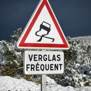 "Alerte orange maintenue pour neige, verglas et avalanches dans les Alpes : vigilance renforcée !"