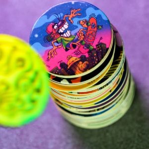 "Découvrez l'histoire fascinante des pogs, les stars des cours de récré des années 90!"