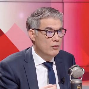 "François Bayrou provoque la colère d'Olivier Faure, la censure envisagée par le PS"