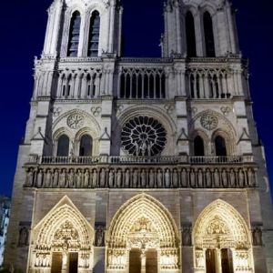 "Incroyable retour : Notre-Dame renoue avec la magie de Noël après l'incendie de 2019"