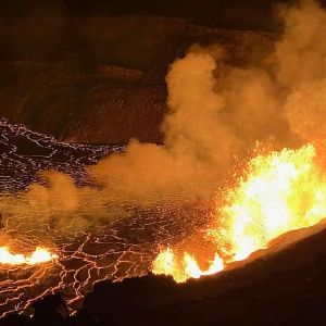 "Incroyable spectacle des jets de lave suite à l'éruption du volcan Kilauea à Hawaï !"