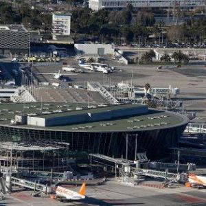 "Incroyable : un SDF s'introduit sur la piste d'un avion à l'aéroport de Nice via le tapis à bagages !"