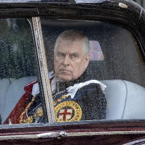 "Le prince Andrew en proie à la dépression suite à un nouveau scandale : découvrez la raison de son abattement"