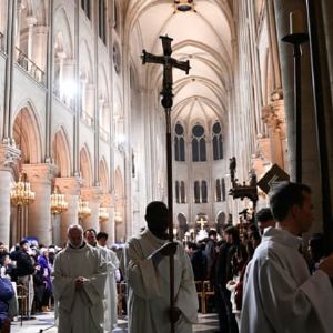 "Les fidèles se rassemblent en nombre pour les premières messes de Noël à Notre-Dame de Paris après l'incendie"