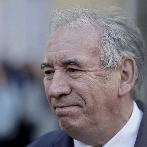 "Nouveau gouvernement Bayrou : polémiques et premiers défis pour les ministres fraîchement en poste"