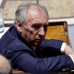 "Scandale au sein du gouvernement Bayrou : les choix qui fâchent la gauche"