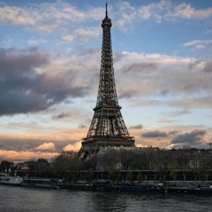 "Urgent : Tour Eiffel évacuée suite à un incident électrique !"