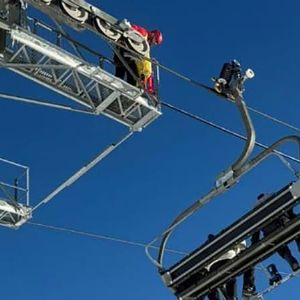 "Bloquée sur un télésiège en panne avec ses enfants, elle raconte la descente en rappel"