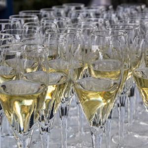 "Chute de la Clairette de Die face à la montée en puissance du Prosecco : quel avenir pour ce vin pétillant de la Drôme ?"