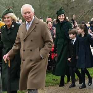 "Découvrez la famille royale britannique à la messe de Noël : Charles, Camilla, Kate, William et leurs fans !"