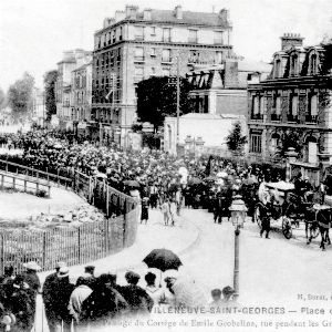 "Découvrez les luttes sociales de la Belle Epoque à travers des cartes postales historiques"